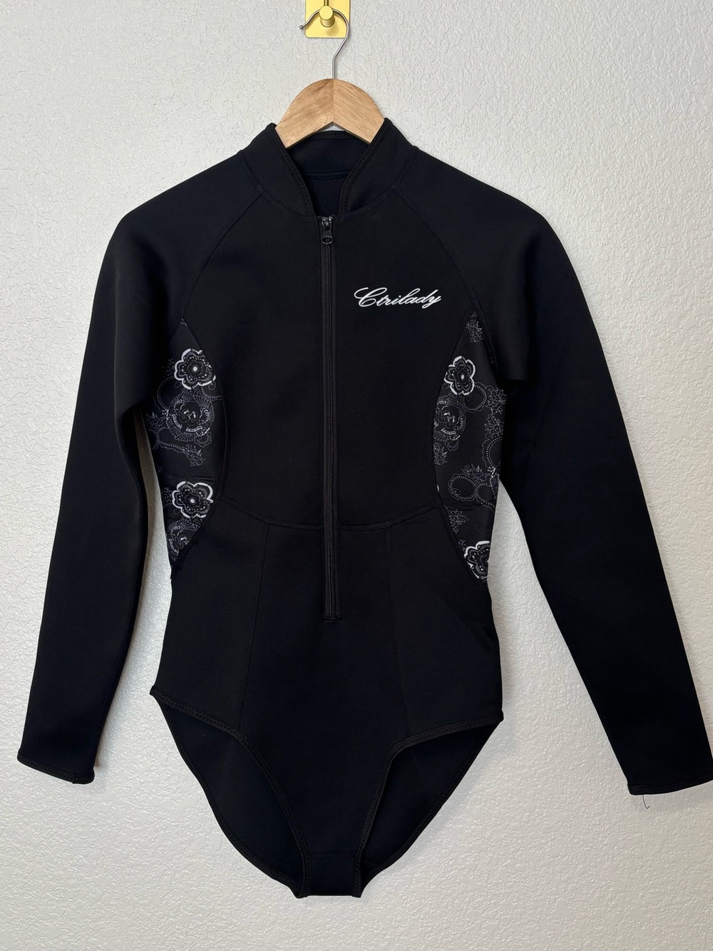 CtriLady Black Floral Long Sleeve Shorty Wetsuit Size L